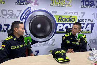 El teniente coronel César Alberto Aristizábal Riascos (derecha), comandante encargado de la Policía Metropolitana de Manizales, en la emisora de la institución.