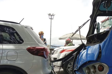 Así quedaron los carros comprometidos en el choque.