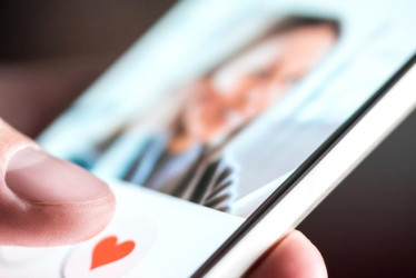 “Según cifras oficiales, el 80% de los casos no se denuncia por vergüenza o temor al daño reputacional. Denunciar es fundamental, pero prevenir es la mejor herramienta para proteger la integridad y el patrimonio de los ciudadanos”, afirmó el coronel Adrián Vega Hernández, jefe del Centro Cibernético Policial.