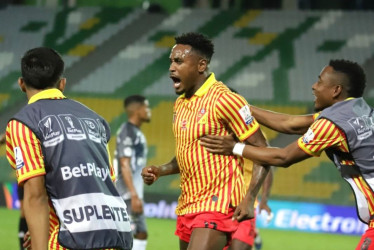 A Gustavo Torres le anularon un gol por una supuesta mano que encontró el Var