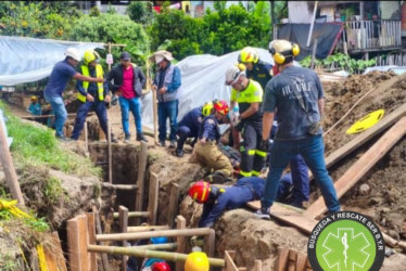 "Apuntalaban las paredes de la zanja, una colapsó y atrapó a los dos trabajadores. Bomberos y ByR acudimos".