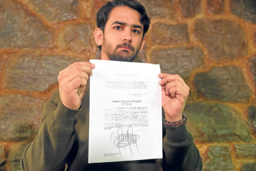 Foto l EFE l LA PATRIA  Ramón Guanipa, hijo del exdiputado antichavista Juan Pablo Guanipa, muestra la boleta de excarcelación de su padre durante una rueda de prensa en Caracas (Venezuela).