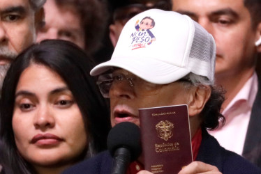 El presidente de Colombia, Gustavo Petro, habla durante una manifestación este jueves, en la Plaza de Bolívar en Bogotá (Colombia). 