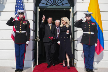 Gustavo Petro (i), sale de la Casa Blanca tras una reunión con su homólogo de Estados Unidos, Donald Trump, este martes en Washington (EE. UU.).