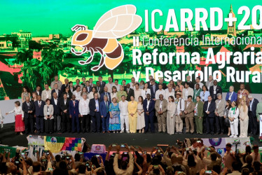 El presidente de Colombia, Gustavo Petro (c), posa para la foto oficial en la II Conferencia Internacional de Reforma Agraria y Desarrollo Rural este martes, en Cartagena de Indias (Colombia). 