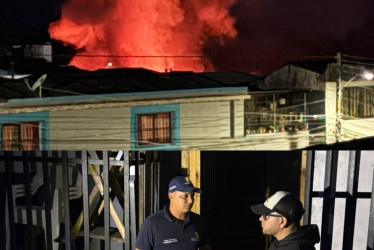 Bomberos y organismos de socorro controlaron las llamas durante la madrugada en el barrio Grisales del municipio.