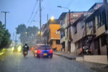 En la capital de Caldas por estos días llueve muy fuerte en poco tiempo. “Una tormenta de menos de una hora fue suficiente para generar apagones, calles convertidas en ríos y múltiples emergencias”, indica un análisis de la Universidad Nacional de Colombia Sede Manizales.