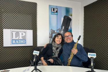 Lucie Jencek, propietaria de Vinilo Café Cultural de Manizales y Hans Betancourth, saxofonista de Caldas. 