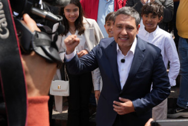 Mauricio Lizcano durante su inscripción rumbo a la Casa de Nariño