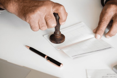 . La escritura, que contenía información falsa, ingresó a la Oficina de Registro de Documentos Públicos y produjo efectos jurídicos. Esto indujo al error además al registrador de Instrumentos.