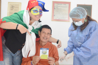 Natalia Moreno y Beatriz Eugenia Giraldo vacunan contra la apatía a Humberto Salazar.