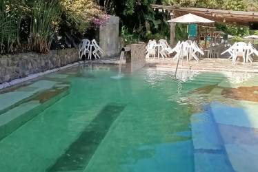 La pareja del mismo sexo se besó en la piscina y en el hotel le entregaron un papel pidiéndole evitar las excesivas manifestaciones de cariño.