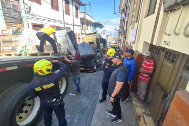 Video: con grúas planean remover la tractomula que cargaba 30 toneladas y hundió una vía de Manizales este sábado. La Alcaldía detalló las obras de reparación planteadas.