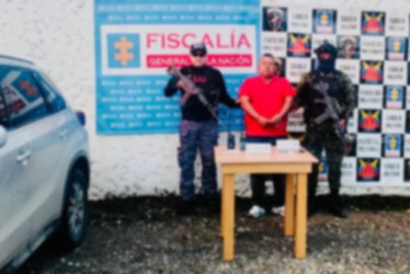 Foto| Ejército|LA PATRIA Le hallaron un radio de comunicaciones, un celular y una camioneta gris con placas de Bogotá. 