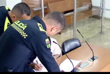 El sujeto(blanco) firma la no aceptación de cargos.