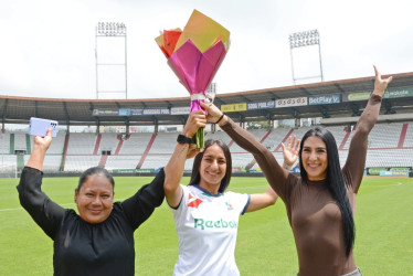 La mamá (Rubiela Trejos) y la pareja (Andrea Morales) de Vanessa Trejos sorprendieron a la futbolista con un ramo. Lo hicieron como reconocimiento al sueño que está cumpliendo de ser profesional con el Once Caldas en la Liga Femenina. El equipo debutará este domingo, a las 3:00 p.m., ante Santa Fe en el Palogrande.