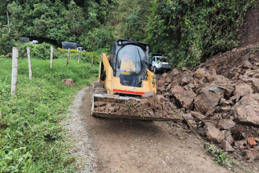 Las fuertes lluvias de enero han afectado las vías de Caldas. En la imagen, el recorrido Villamaría – El Destierro –  Río Claro – El Crucero – Chinchiná, que fue cerrado por un derrumbe y se habilitó con ayuda de maquinaria amarilla.