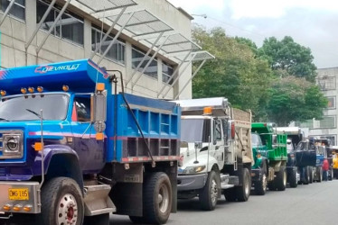 Volqueteros se concentraron frente a la Alcaldía de Armenia para exigir soluciones laborales y la habilitación de una escombrera municipal