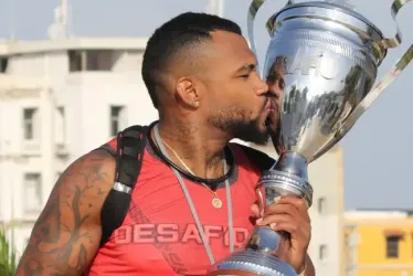 Zambrano, de La Guajira, besa la Copa que lo acredita como el campeón del Desafío Siglo XXI. Es un deportista olímpico acostumbrado a ganar.