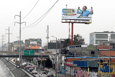 Fotos | EFE | LA PATRIA El narrador deportivo Javier Fernández, conocido como el cantante del gol, aspira llegar a la Senado por el Partido de la U.