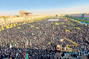 Foto | EFE| LA PATRIA Miles protagonizaron una manifestación de luto en la ciudad de Isfahán (Irán) por la muerte de su líder supremo, Ali Jameneí, mientras el presidente Donald Trump instó a al pueblo iraní a tomarse el poder y a la Guardia Revolucionaria a rendirse a cambio de inmunidad o "una muerte segura".