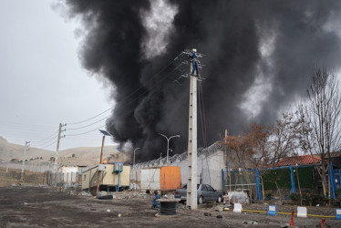 Foto | EFE | LAPATRIA  El Depósito de Petróleo del Noroeste de Teherán, luego de ser atacado por Israel. Teherán amaneció ayer envuelta en una nube tóxica mezcla de lluvia y humo, luego de los ataques israelíes contra cuatro instalaciones petroleras.