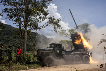 Foto | EFE | LA PATRIA  Gustavo Petro dijo en un consejo de ministros que Colombia fue bombardeada, luego de que fuese hallada una bomba cerca de la frontera con Ecuador.