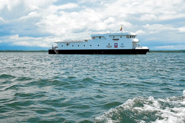 El barco tiene capacidad para 35 personas, incluidos 10 tripulantes, y cuenta con una eslora de 39,9 metros, una manga de 9,46 metros y un calado de 1,5 metros, lo que le permite desplazarse tanto en zonas costeras como llegar a comunidades fluviales.