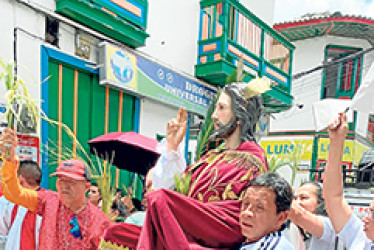 Foto | Jorge Iván López | LA PATRIA Ante el percance de la caída de Jesús y su borrico durante la procesión en Neira, un acompañante debió terminar el recorrido con la figura cargada.