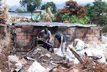 Familias del sector Nuevo Armenia remueven escombros y reconstruyen sus viviendas tras el incendio. 