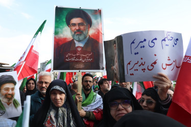 Foto | EFE | LA PATRIA Irán se inunda de afiches de Mojtaba Jameneí.