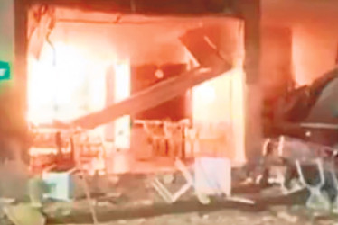 La explosión en un restaurante del barrio San Pedro originó una conflagración que alcanzó a dos locales comerciales y ocasIonó daños en el edificio de la Cámara de Comercio de Cali.