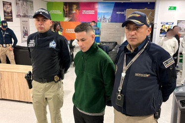 Foto | Migración Colombia | LA PATRIA Ángel Esteban Aguilar Morales, alias “Lobo Menor” (c), fue detenido por funcionarios de Migración Colombia este miércoles 18 de marzo, en Bogotá (Colombia).