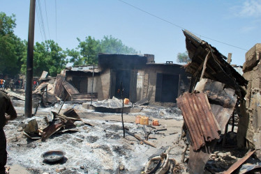 Al menos 23 personas fueron asesinadas en tres explosiones simultáneas llevadas a cabo por presuntos terroristas suicidas en el noreste de Nigeria.