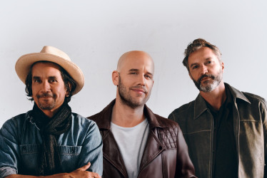 Después de 24 años de haberse lanzado, Bacilos saca una nueva versión de su canción "Viejo"