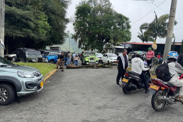 Transportadores denuncian supuestos abusos de una empresa en Caldas. La organización decidió no pronunciarse aún. 30 camperos bloquean el acceso a un municipio.