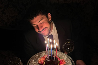 Con esta foto, en la que escribió "32", Bad Bunny reapareció en redes sociales para festejar su cumpleaños.