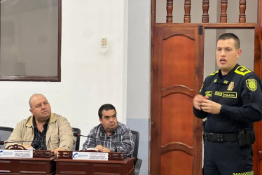 el capitán Juan Cartagena (foto), comandante del V Distrito, y el Intendente jefe Carlos Rendón, comandante de Estación, asistieron a una sesión del Concejo.