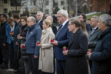 Líderes europeos y ucranianos rinden homenaje a las víctimas de la masacre de Bucha. La ceremonia, encabezada por la representante de la UE para Asuntos Exteriores, Kaja Kallas, y ministros de la UE, coincide con la firma de una declaración para juzgar crímenes de guerra. 
