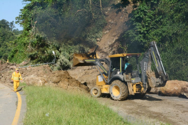 Trabajan para habilitar el paso en el sentido La Enea - Cámbulos, luego de remover el material del derrumbe que bloqueó la vía Panamericana en Manizales. 