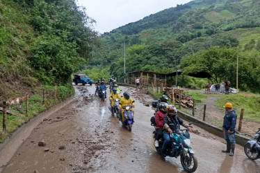 Personal y maquinaria amarilla trabajan en la remoción de material, tras avalancha en la vía Neira - Aranzazu (Caldas). 