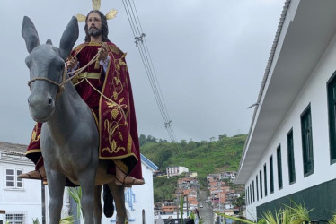 Feligreses en Neira asistieron a la procesión de Domingo de Ramos que, a pesar de los percances, logró terminar su recorrido en la parroquia San Juan Bautista. 