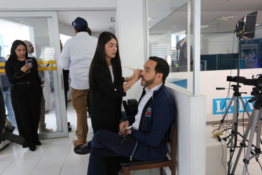 Foto | Luis Fernando Trejos | LA PATRIA Siempre listo para la cámara, y meticuloso con su imagen, el candidato presidencial Abelardo de la Espriella dejó una curiosa postal antes de su entrevista con LA PATRIA.