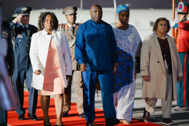 La Vicepresidenta de Colombia, Francia Márquez (2-i), camina junto al presidente de Burundi, Évariste Ndayishimiye, en Bogotá (Colombia). Colombia acoge el Foro de Alto Nivel Celac-África, un encuentro que reunirá en Bogotá a delegaciones de 19 países africanos, junto a representantes de América Latina y el Caribe.