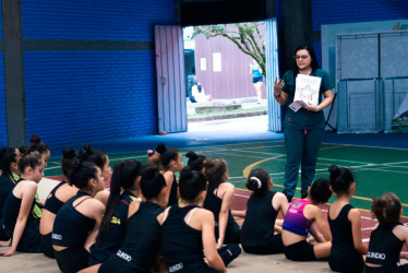 Deportistas de gimnasia rítmica del Quindío reciben acompañamiento psicológico como parte de su preparación para competencias nacionales.