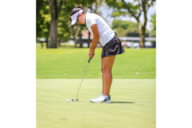 María José Cardona, manizaleña, la campeona de la máxima categoría del 75.° Torneo de Golf Ciudad de Manizales.