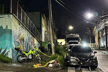 Foto cortesía de la comunidad | LA PATRIA Sector donde se reportó el homicidio ocurrido este sábado en Manizales. Las cintas amarillas daban cuenta de lo que pasó.