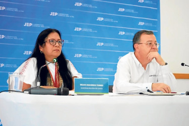 Foto l JEP l LA PATRIA  La magistrada Belkis Izquierdo Torres, relatora de la investigación del Caso 02, entregó detalles de la decisión judicial, acompañada del director de la JEP, Alejandro Ramelli. 