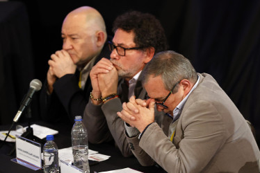 Fotografía del 2022 que muestra a los integrantes del antiguo Secretariado de las Farc Julián Gallo (izq.), Pastor Alape (centro) y Rodrigo Londoño, en Bogotá. 