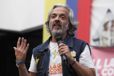 Juan Daniel Oviedo pidió al presidente Gustavo Petro que hable "clarito de los maricas", luego de que el mandatario le hiciera críticas veladas por su orientación sexual.